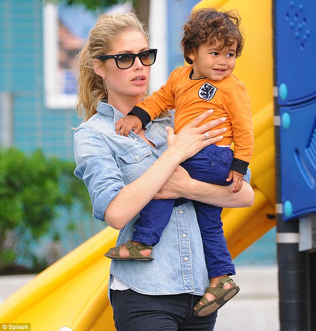 doutzen_kroes_with son