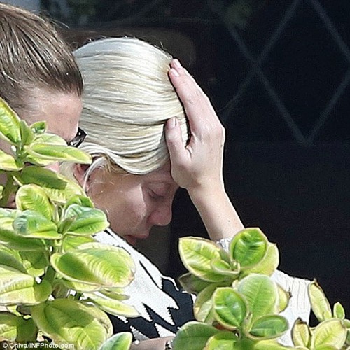 Tori Spelling crying