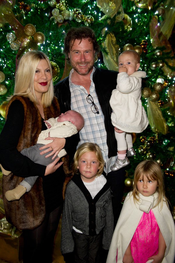 tori_spelling_lights_holiday_tree