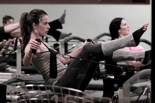 alessandra-ambrosio-pilates